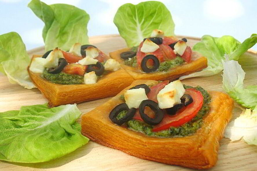 Рецепт томатные тарталетки с помидорами, фетой и соусом песто