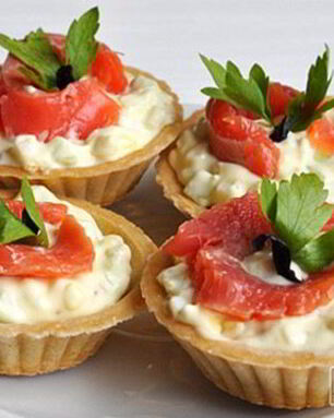 Закуска с красной рыбой в тарталетках