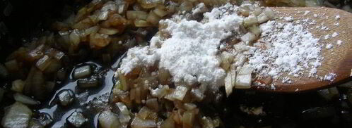 закусочные тарталетки из песочного теста с козьим сыром и луковым джемом. Шаг 2