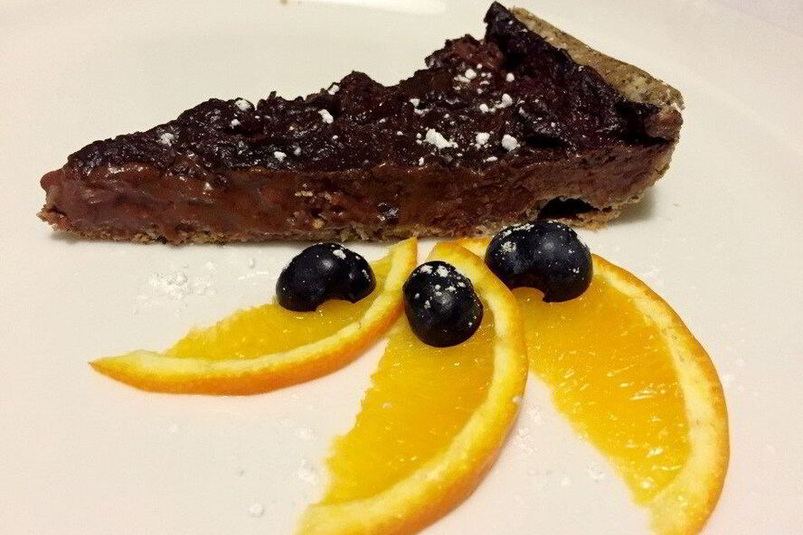 Рецепт шоколадный тарт с клубникой на песочном тесте из гречневой муки