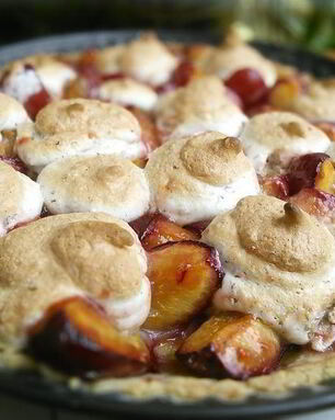 Сливовый тарт с ореховым безе