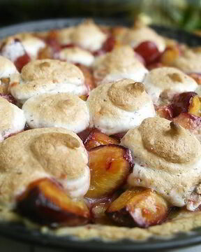 Сливовый тарт с ореховым безе