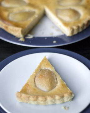 Тарт с грушей, творогом и ванилью