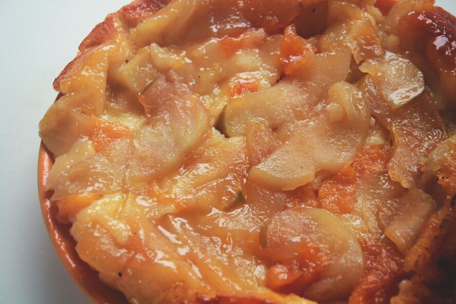 Рецепт тарт с карамелизованными фруктами на сметанном тесте