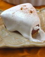 Тарт с шоколадной начинкой и белковым кремом