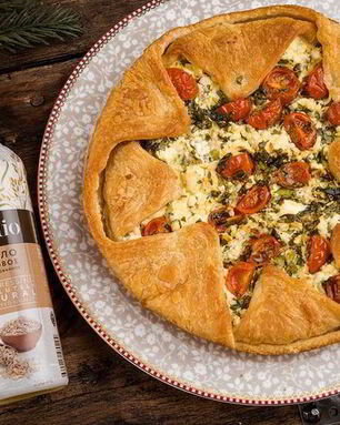 Тарт с творогом, помидорами черри и базиликом
