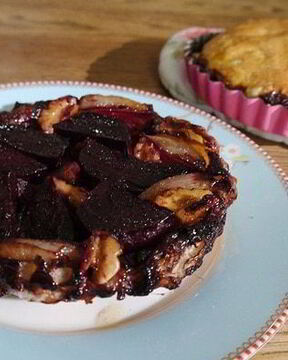 Тарт татен со свеклой и шалотом