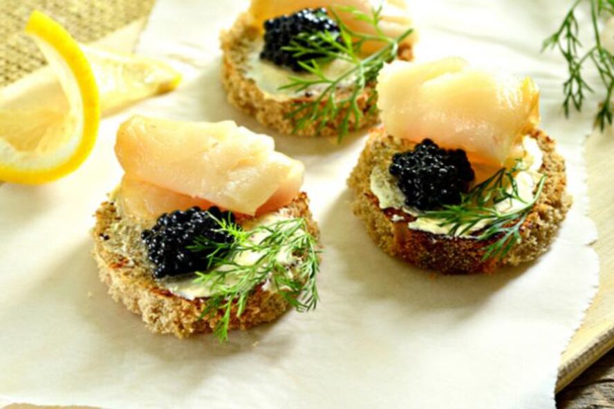 Рецепт тартинки с черной икрой и копченой рыбой