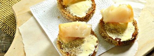 тартинки с черной икрой и копченой рыбой. Шаг 3