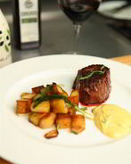 Турнедо из говядины с соусом Беарнез и картофелем, обжаренным с чесноком