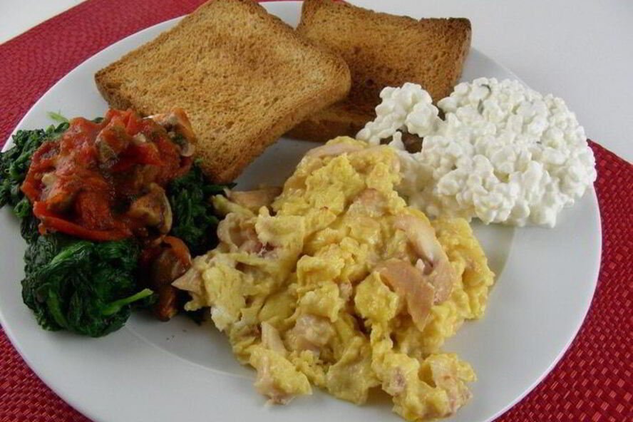 Рецепт яичница-болтунья с копченой форелью