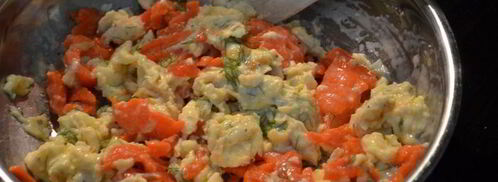 яичница-болтунья с копченой семгой. Шаг 4