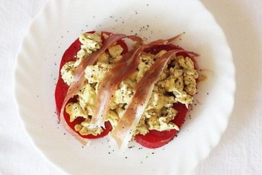 Рецепт яичница-болтунья с прошутто и песто