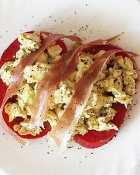 Яичница-болтунья с прошутто и песто