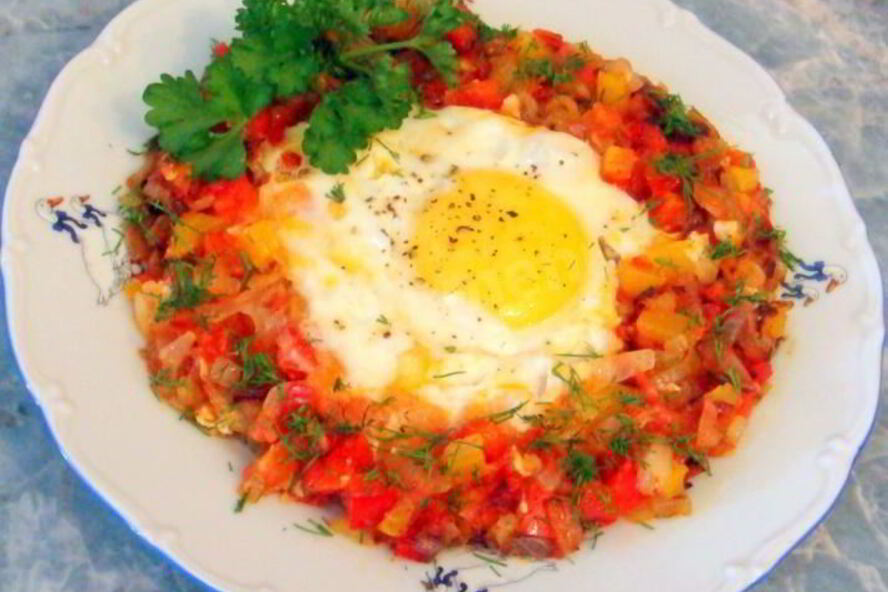 Рецепт яичница глазунья с овощами