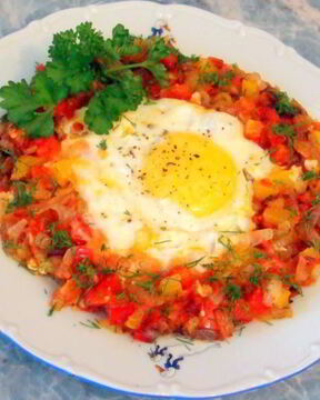 Яичница глазунья с овощами