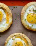 Яичница на слоеном тесте