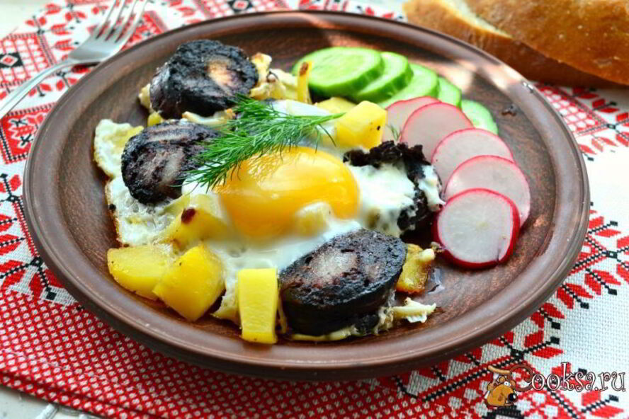 Рецепт яичница с картофелем и кровяной колбасой