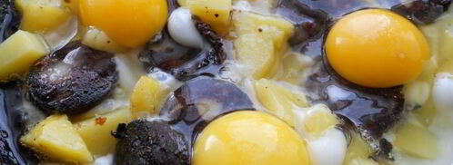 яичница с картофелем и кровяной колбасой. Шаг 3