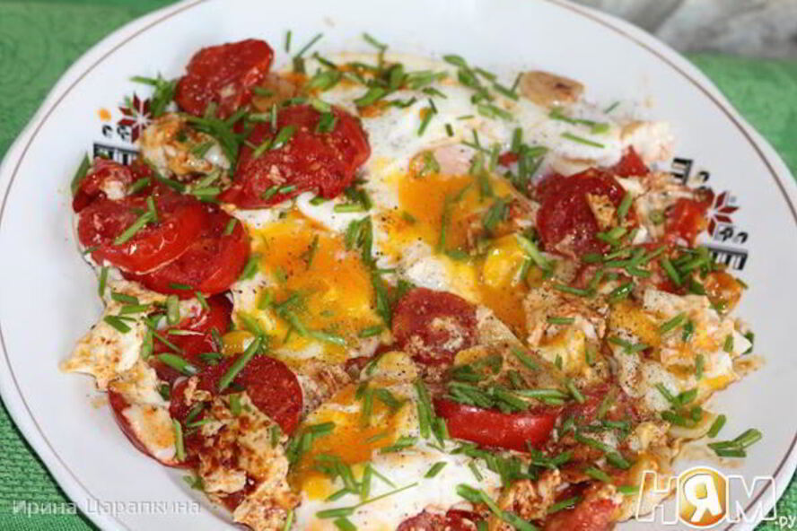 Рецепт яичница с помидорами и чесноком