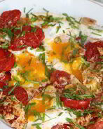 Яичница с помидорами и чесноком