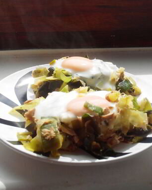 Яичница с тунцом и луком пореем