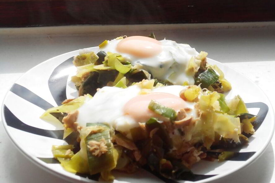 Рецепт яичница с тунцом и луком пореем