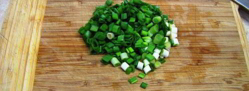 яичница с зеленым луком на завтрак в субботу. Шаг 2