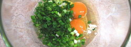 яичница с зеленым луком на завтрак в субботу. Шаг 3