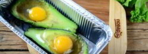 яичница в авокадо. Шаг 2