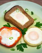 Яичница в хлебе, перце и луке