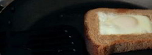 яичница в хлебе, перце и луке. Шаг 3