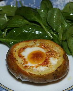 Яйца, запеченные в картофеле, с гарниром из шпината