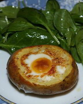 Яйца, запеченные в картофеле, с гарниром из шпината