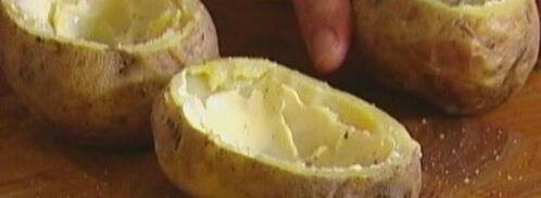 яйца, запеченные в картофеле, с гарниром из шпината. Шаг 3