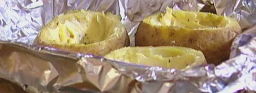 яйца, запеченные в картофеле, с гарниром из шпината. Шаг 4