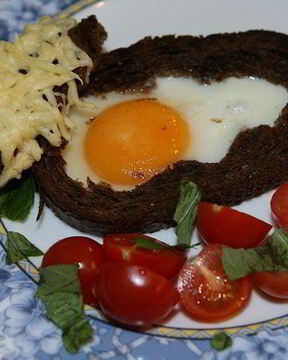 Яйца, запеченные в хлебе, с помидорами и базиликом