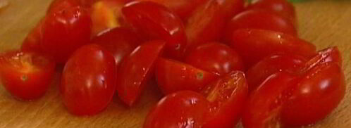 яйца, запеченные в хлебе, с помидорами и базиликом. Шаг 6