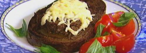 яйца, запеченные в хлебе, с помидорами и базиликом. Шаг 7