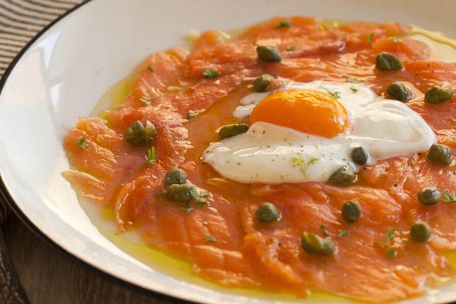 Рецепт закуска из копченого лосося с яйцом и каперсами