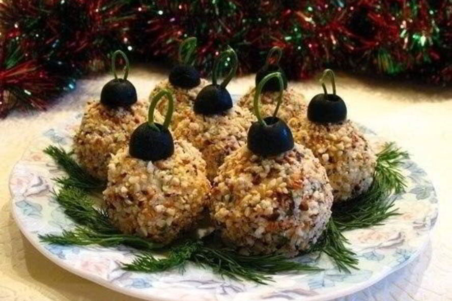 Рецепт закуска из курицы с чесноком, майонезом и грецкими орехами елочные шары
