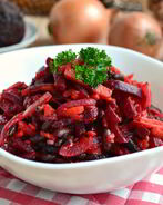 Закуска из свеклы с овощами и черной фасолью