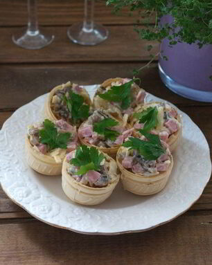 Закуска из ветчины и сыра