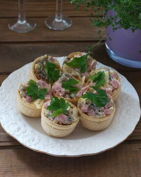 Закуска из ветчины и сыра