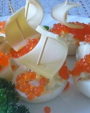 Закуска Кораблики из яиц с красной икрой