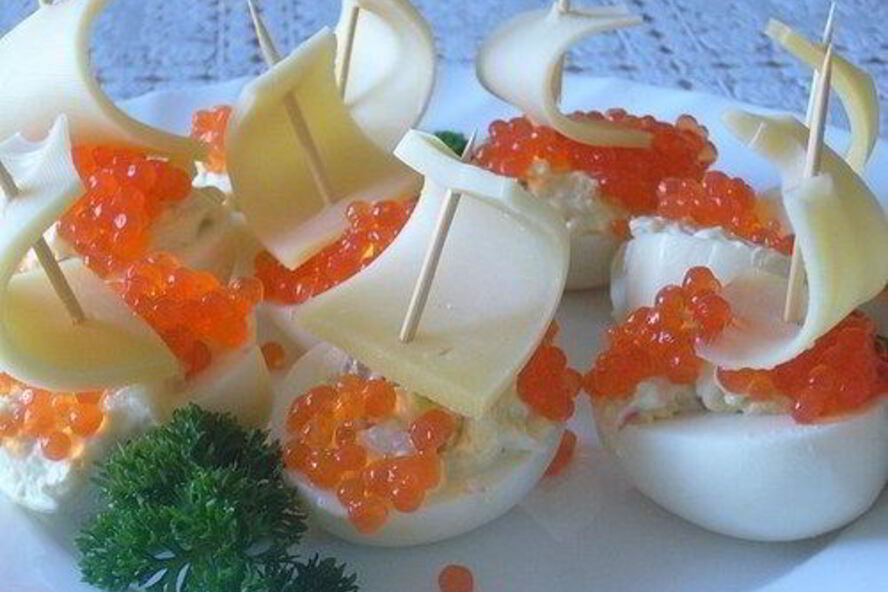 Рецепт закуска кораблики из яиц с красной икрой