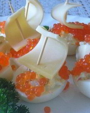 Закуска Кораблики из яиц с красной икрой