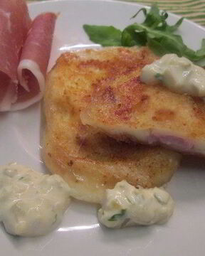 Жареный сыр с начинкой из бекона