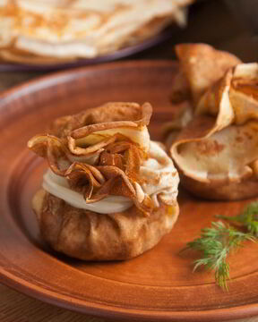 Блинные мешочки с жюльеном из курицы и грибов