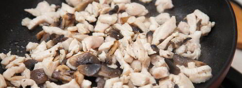 блинные мешочки с жюльеном из курицы и грибов. Шаг 2